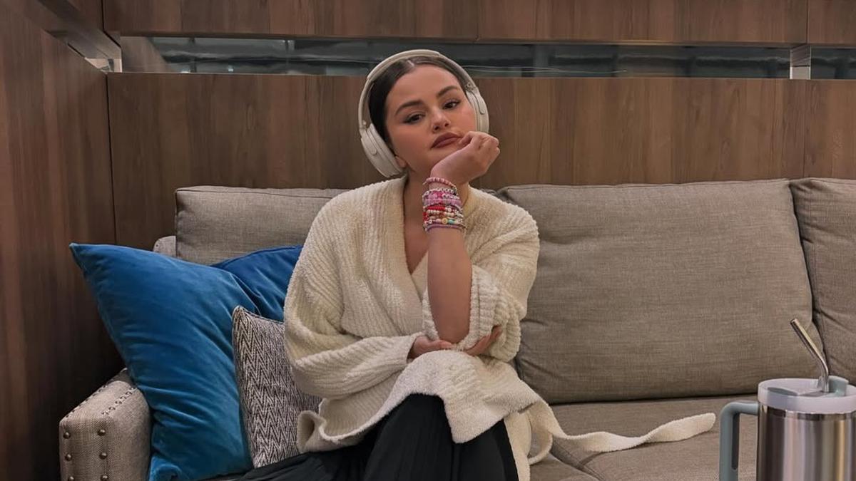 Selena Gomez Buka-bukaan Soal Perjuangan dengan Citra Tubuh dan Terapi Perilaku Dialektis