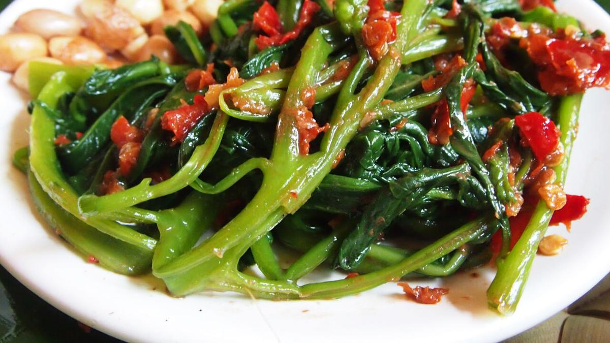 Plecing Kangkung, Hidangan Pedas Segar Khas Lombok yang Wajib Dicoba di Rumah