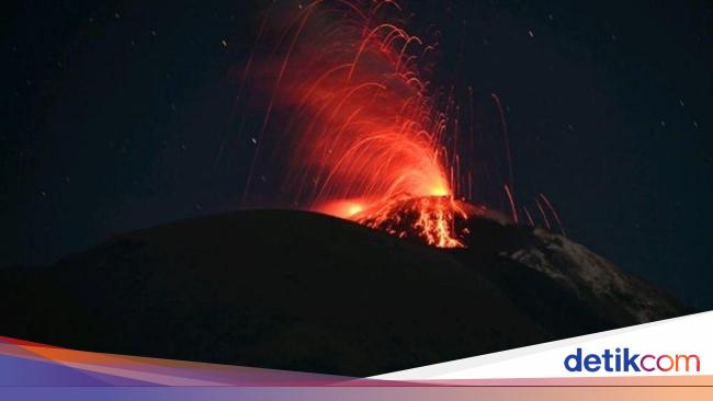 Gunung Ili Lewotolok Meletus, Lontarkan Api dan Kolom Abu Setinggi 500 Meter