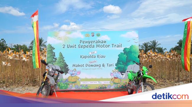 Kapolda Riau Serahkan Motor Trail untuk Mahout Gajah di Tesso Nilo