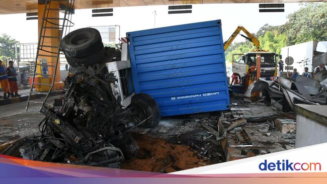 Penampakan Truk Kontainer Hantam GT Ciawi 2, Tiga Gardu Rusak