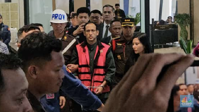 Nadiem Makarim Ditahan Kejagung, Kenakan Rompi Pink dan Tegaskan Tidak Bersalah