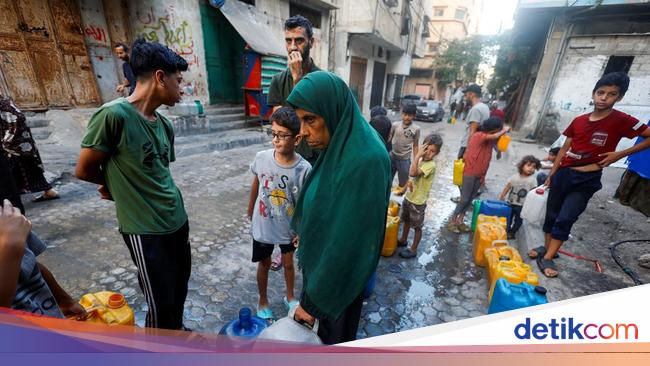 Kelangkaan Air Bersih di Gaza Membuat Anak-anak Juga Terpaksa Antre