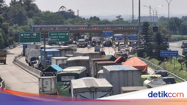 Evakuasi Truk Kecelakaan di GT Ciawi 2, Jalan Menuju Jakarta Macet Panjang