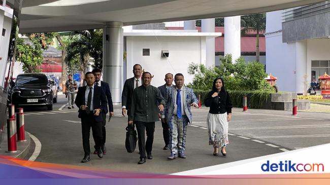 Nadiem Makarim Kembali Jalani Pemeriksaan Kejagung Didampingi Hotman Paris