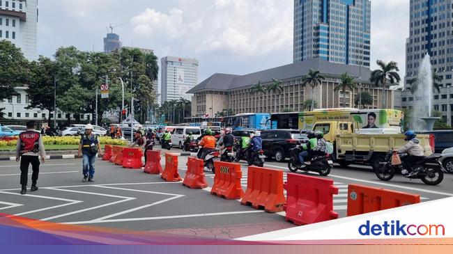 Aksi Demo Buruh di Patung Kuda, Jalan Medan Merdeka Selatan Ditutup Sementara