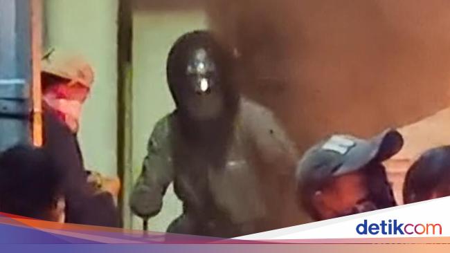 Pria Misterius Lempar Kayu Membara ke Ruang Kerja Emil Dardak, Gedung Negara Grahadi Terbakar