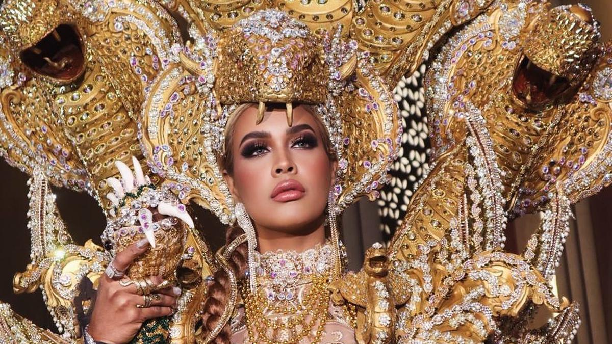 Desainer Indonesia, Eggie Jasmin, Raih Penghargaan Kostum Nasional Terbaik di Mrs Universe 2025