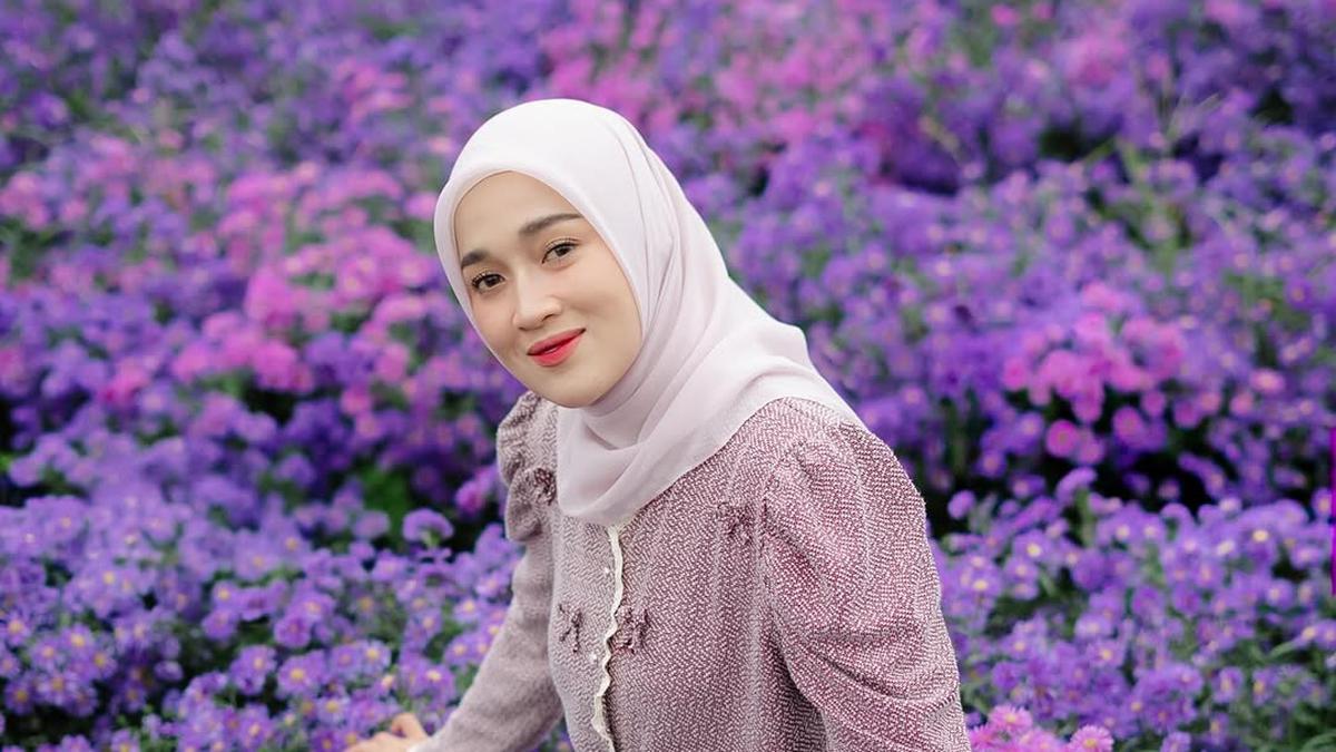 6 Potret Ririe Fairus Tampil Natural dengan Hijab Pastel di Taman Bunga, Bikin Hati Netizen Adem